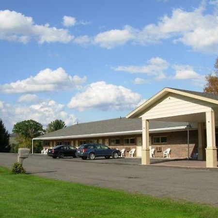 Red Carpet Inn On The Lake - Oneonta Esterno foto