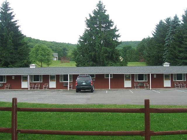 Red Carpet Inn On The Lake - Oneonta Esterno foto