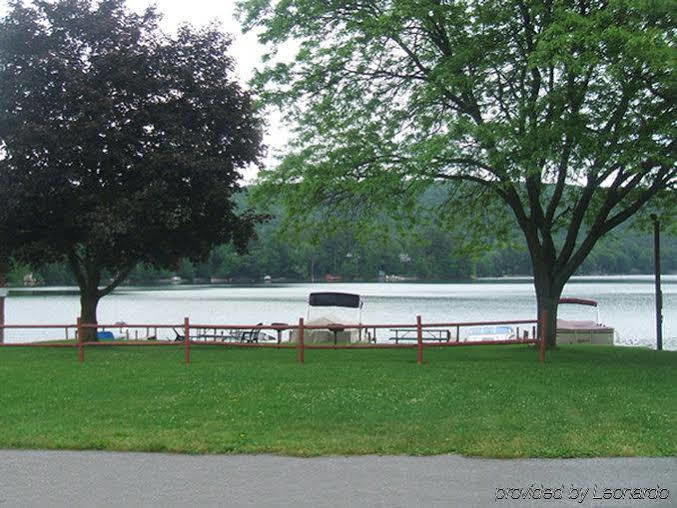 Red Carpet Inn On The Lake - Oneonta Esterno foto