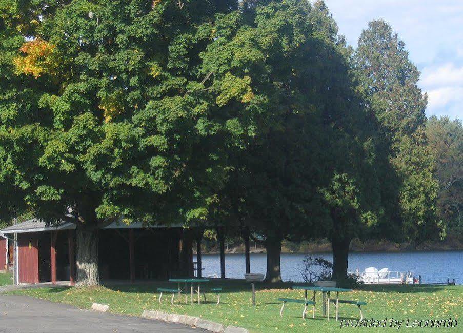 Red Carpet Inn On The Lake - Oneonta Servizi foto