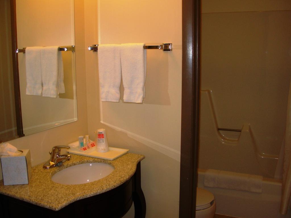 Red Carpet Inn On The Lake - Oneonta Esterno foto