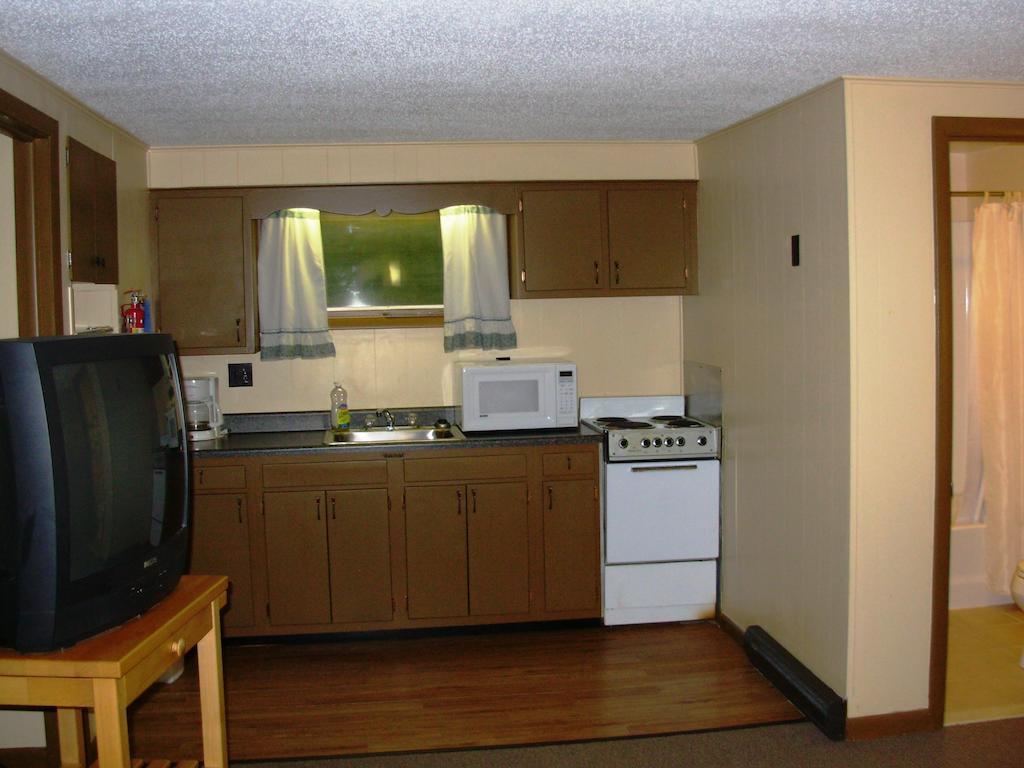 Red Carpet Inn On The Lake - Oneonta Esterno foto