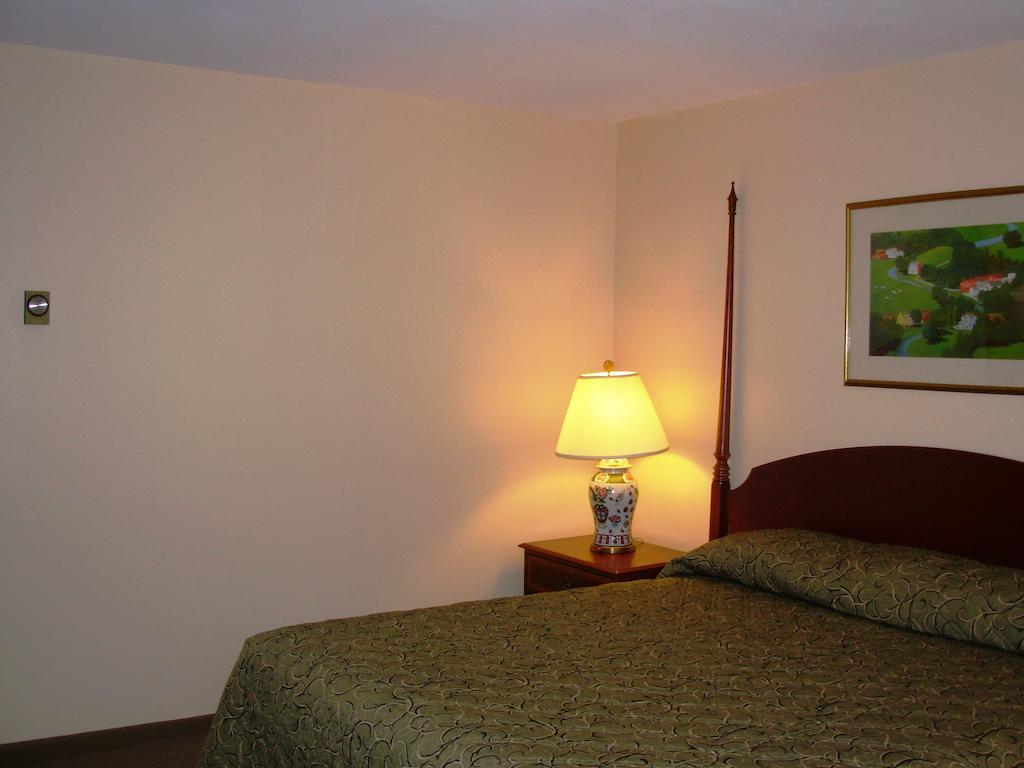 Red Carpet Inn On The Lake - Oneonta Esterno foto