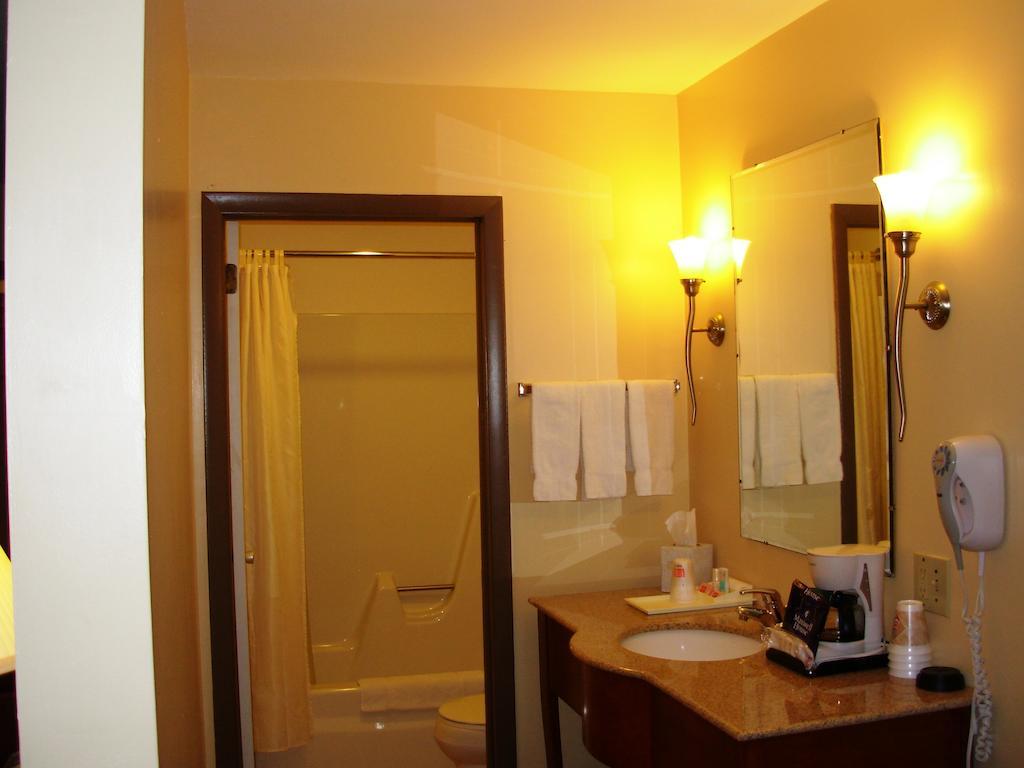 Red Carpet Inn On The Lake - Oneonta Esterno foto